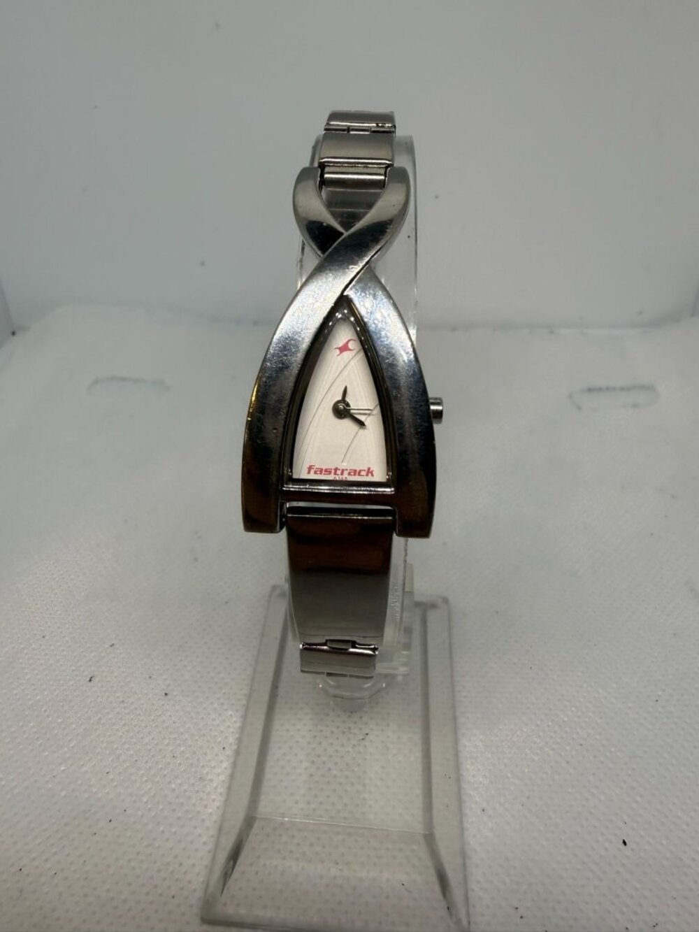 Fastrack Quartz Analog White Dial SS Triangular Girls Watch n2264sm05